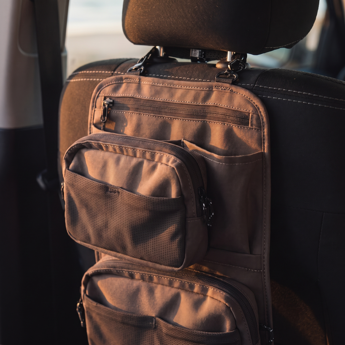 Headrest Organiser with Removable Pouch – pockets and pouch close-up