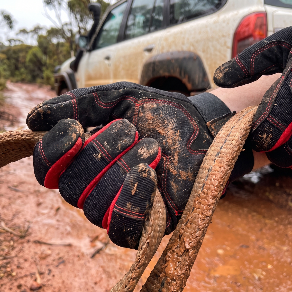 Off-Road Recovery Gloves – palm grip close-up